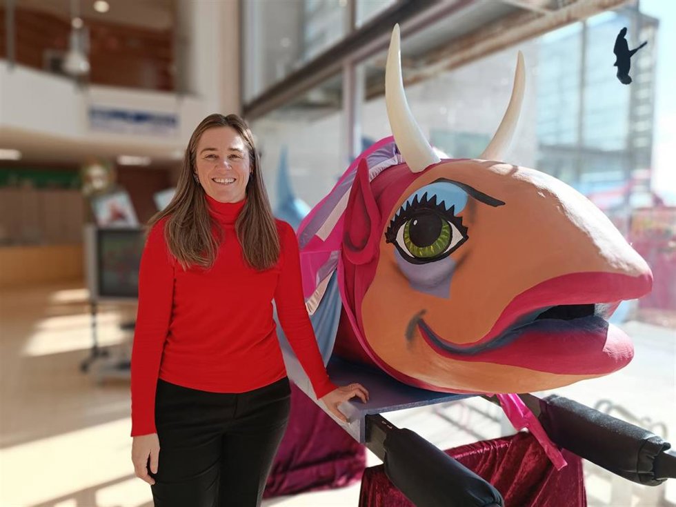 La concejal de Cultura de Barakaldo, Nerea Cantero, junto a la Sardina de Carnavales.