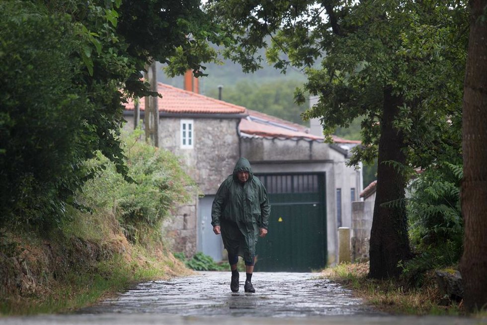 Archivo - Una peregrina camina por donde transcurre el Camino de Santiago francés, a 17 de junio de 2021, en Lugo, Galicia, (España). Desde que ha terminado el último estado de alarma impuesto por el Gobierno de España para contener la pandemia del coro