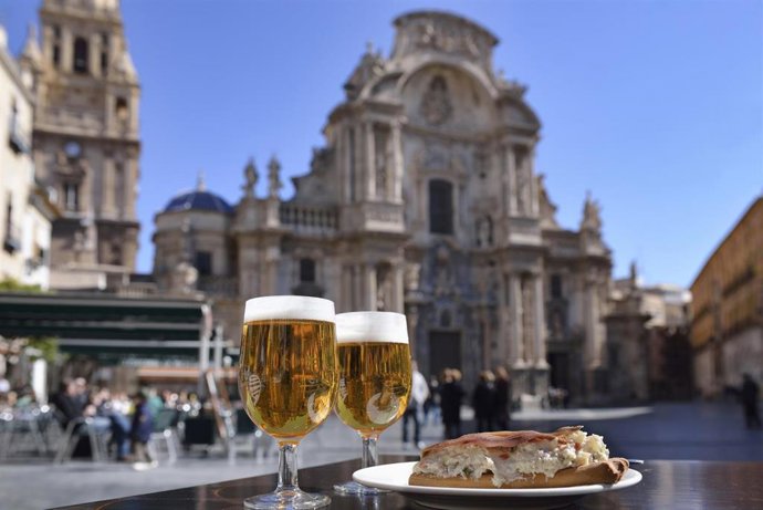 Archivo - Aperitivo murciano frente a la Catedral