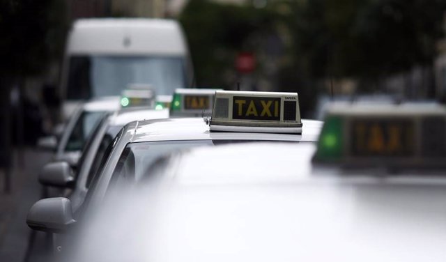 Archivo - Imagen de archivo de taxis.
