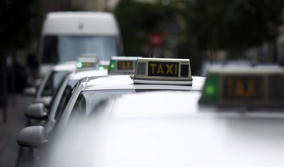 Archivo - Imagen de archivo de taxis.