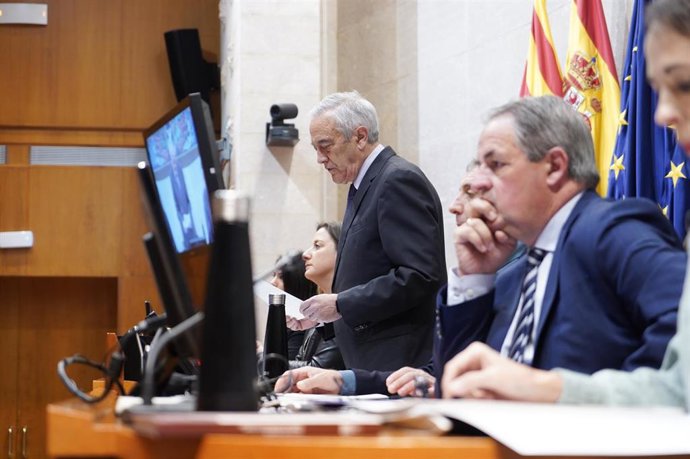 El presidente de las Cortes de Aragón, Javier Sada, lee la declaración institucional.