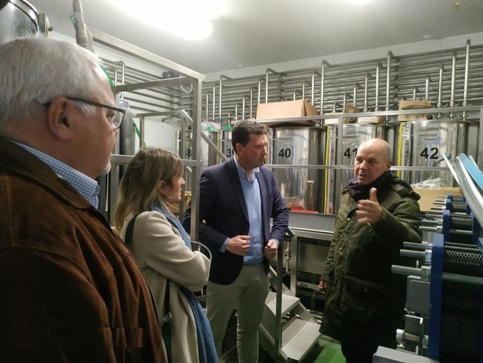 El delegado de Empleo de la Junta en Huelva, Alberto Santa, durante la visita a las instalaciones de Instituto Español en Hinojos.