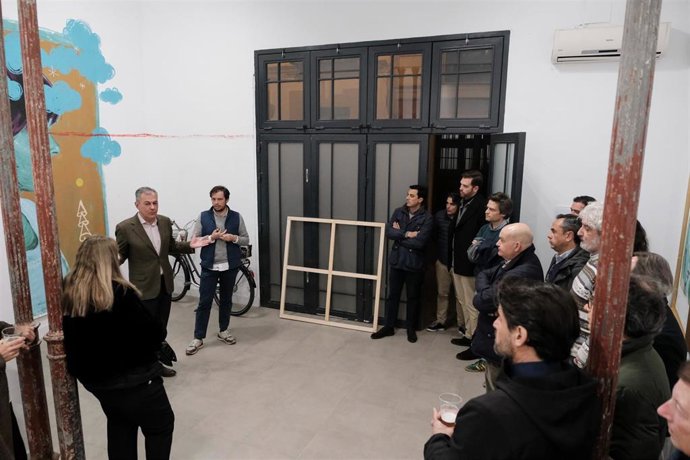 Sanz se reúne con una treintena de artistas de primer nivel nacional e internacional, tales como cartelistas, muralistas, escultores, grafiteros y retratistas.