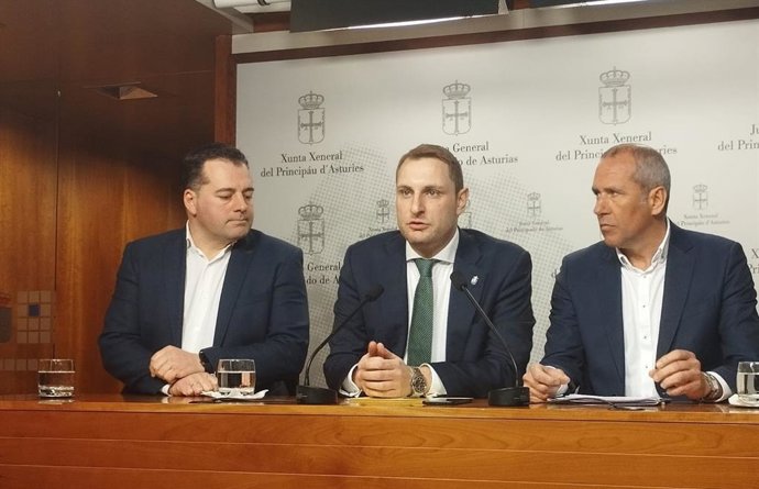 Adrián Pumares en el centro de la imagen.