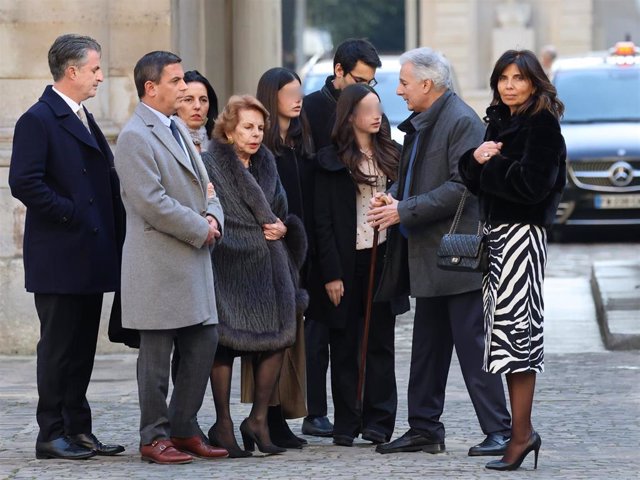 Patricia Llosa, con sus hijos Álvaro, Gonzalo y Morgana, sus yernos y sus nietos a su llegada al nombramiento de Mario Vargas Llosa como Académico de la Lengua Francesa
