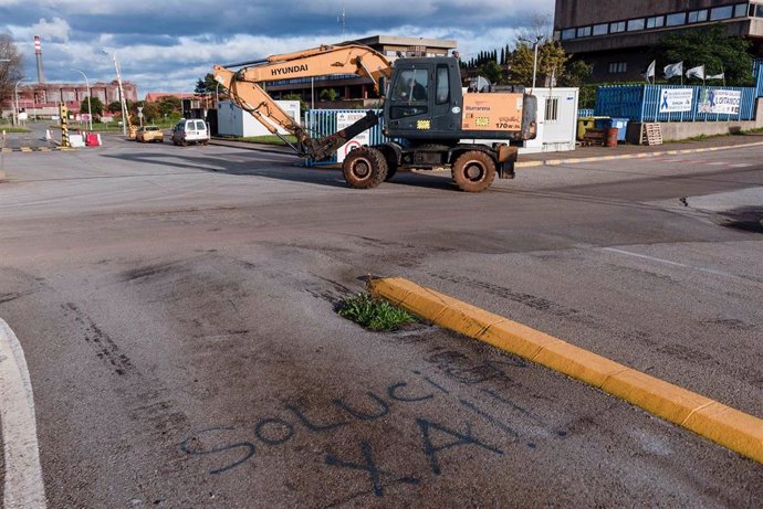 Archivo - Una grúa en las inmediaciones de la fábrica de Alcoa en San Cibrao, un día después de que los trabajadores alcanzaran un acuerdo con la empresa, a 29 de diciembre de 2021, en San Cibrao, Cervo, Lugo, Galicia (España). Los trabajadores de Alcoa