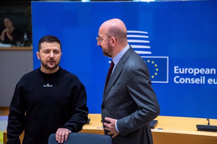 El presidente de Ucrania, Volodimir Zelenski (i), junto al presidente del Consejo Europeo, Charles Michel (d), en Bruselas