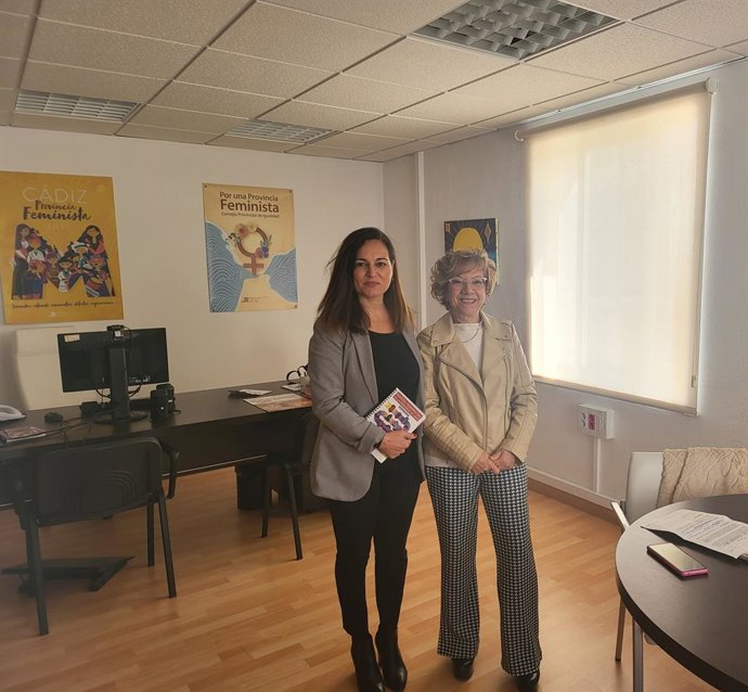 La diputada de Igualdad, Carmen Collado, y Montserrat Medina, consejera del Cádiz CF