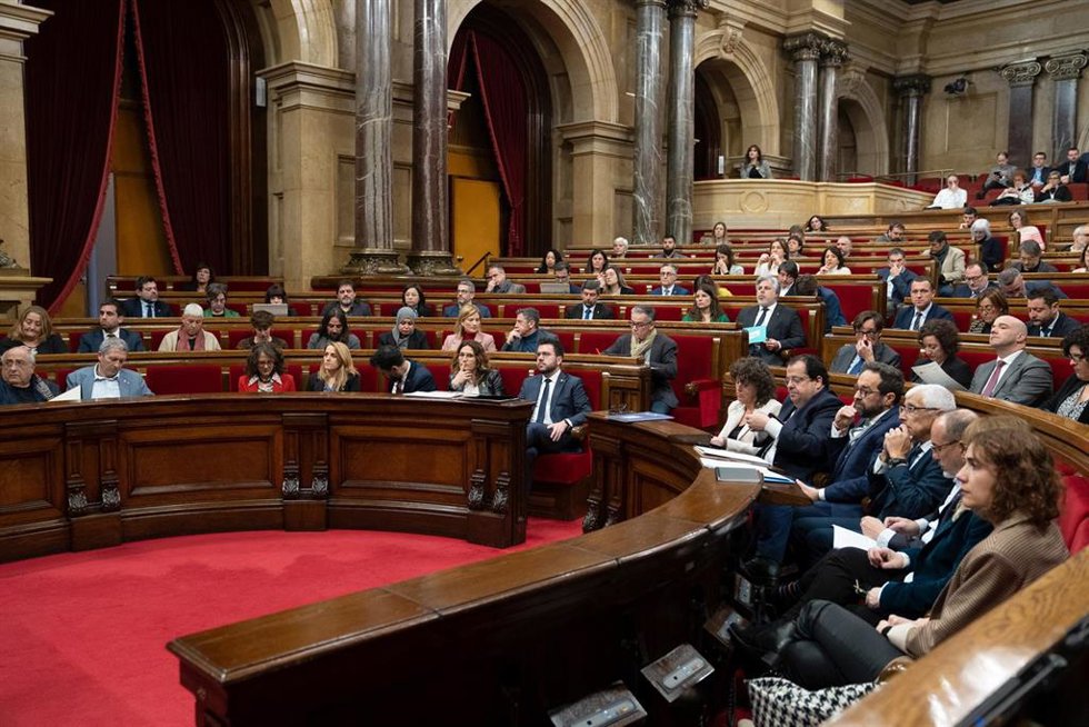 Vista general de una sesión de control al Govern, en el Parlament de Catalunya, a 8 de febrero de 2023, en Barcelona, Catalunya (España). Durante el pleno, se debate una proposición de ley de Junts contra la ocupación de viviendas para que comunidades d