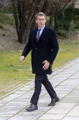 El presidente del PP, Alberto Núñez Feijóo, a su llegada a la visita de la Escuela de Cinematografía y del Audiovisual de la Comunidad de Madrid (ECAM), en la ciudad de la Imagen, a 9 de febrero  de 2023, en Pozuelo de Alarcón, Madrid (España). 