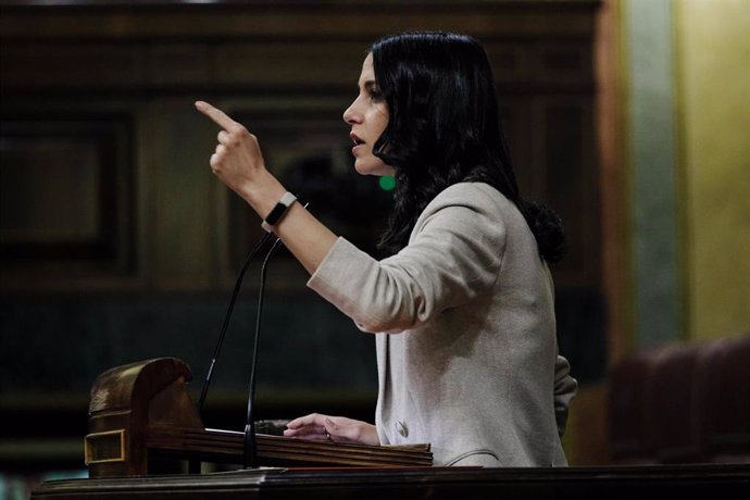 La portavoz de Ciudadanos en el Congreso, Inés Arrimadas,  interviene durante una sesión plenaria en el Congreso de los Diputados.