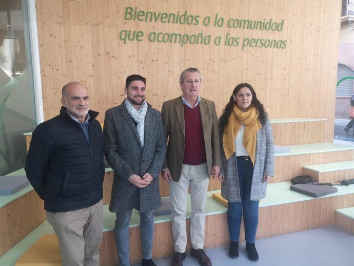 El candidato de IU a las elecciones municipales Ismael Sánchez, con representantes de la Asociación Española Contra el Cáncer.