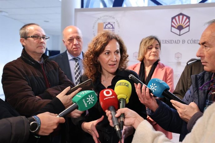 Nuria López atiende a los periodistas en Córdoba.