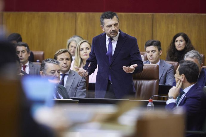 El portavoz del Grupo Parlamentario Popular, Toni Martín, este jueves durante su pregunta al presidente de la Junta de Andalucía, Juanma Moreno. 