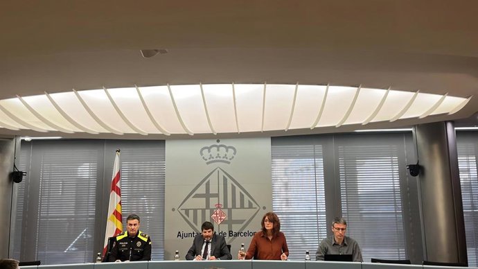 El teniente de alcalde de Seguridad de Barcelona, Albert Batlle, junto a la tercera teniente de alcalde, Laia Bonet, y al jefe de la Guardia Urbana, el intendente mayor Pedro Velázquez.