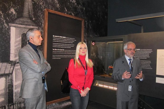 El director de CaixaForum Zaragoza, Ricardo Alfós, la directora del Nikola Tesla Museum, Ivona Jevtic, y el coordinador de la exposición de Fundación la Caixa, Jordi Aloy.