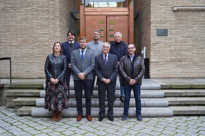 El presidente de las Cortes de Aragón, Javier Sada, con representantes de la Comarca de Ribagorza.