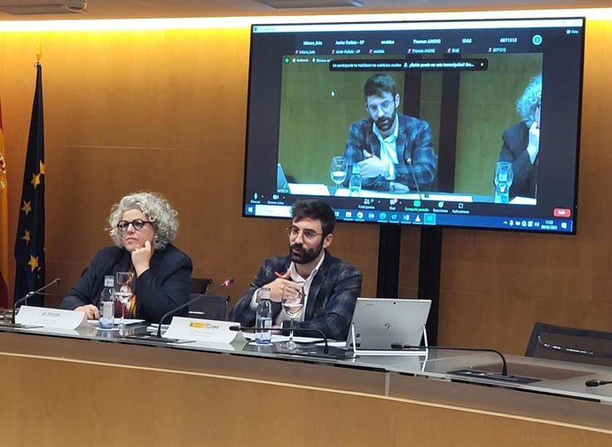 De izquierda a derecha: Rana Adib, directora ejecutiva de REN21, y Joan Groizard, director del IDAE