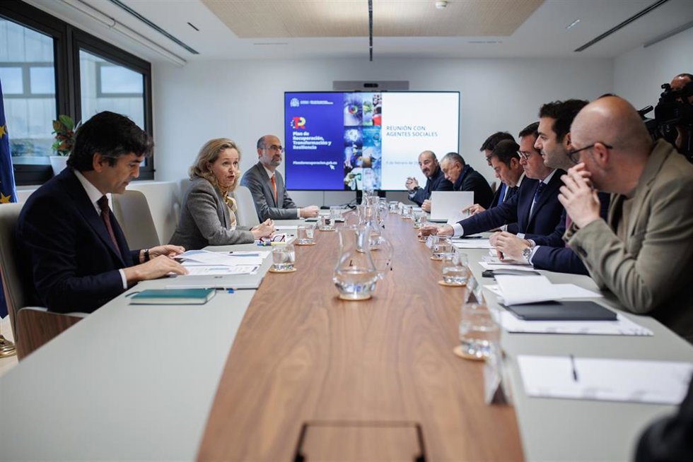 La vicepresidenta primera y ministra de Asuntos Económicos, Nadia Calviño, con los agentessociales, en la sede del Ministerio, a 9 de febrero de 2023, en Madrid (España). 