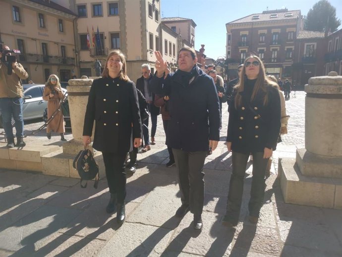 Margarita Torres (I), Fernández Mañueco y Esteh Muñoz.