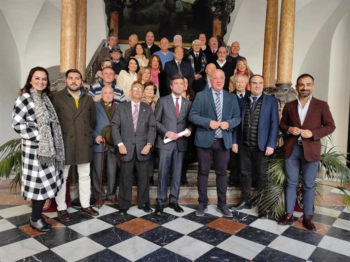 El presidente de la Diputación, Antonio Ruiz (tercero por la dcha.), junto al director de 'Diario Córdoba', Rafael Romero (cuarto).