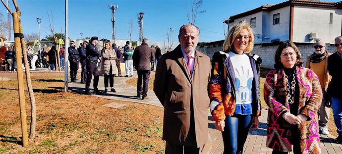 El presidente de la Diputación y la alcaldesa de Castilleja visitan el nuevo parque del Valle.