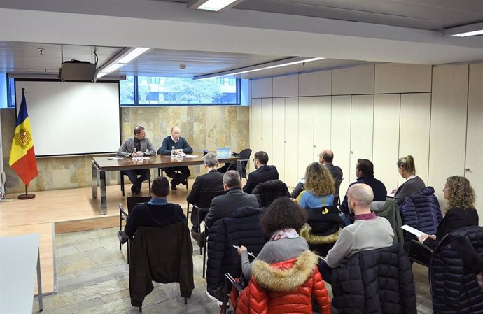 Los Ministros Jordi Torres Y Josep Maria Rossell Durante La Reunión Con El Sector De La Hotelería.