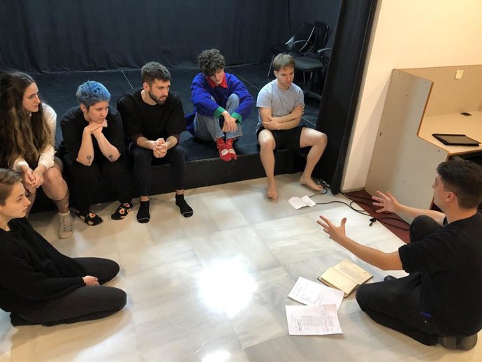 El director de escena Jose Cabello (a la derecha de la imagen) con los participantes en el casting