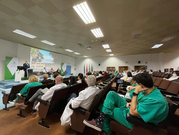 El Hospital Clínico cuenta con más de 480 tutores para cubrir la formación práctica cada año de medio millar  de alumnos de Medicina