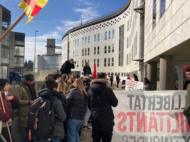 Concentració davant els jutjats de Lleida per la detenció dels sis militants d'Arran