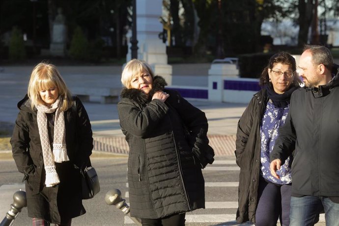 A avogada da acusación, Carmen Balfagón, xunto á irmá dunha das vítimas á súa chegada ao xuízo do dobre crime de Ou Ceao, na Audiencia Provincial de Lugo, a 6 de febreiro de 2023, en Lugo, Galicia (España). 