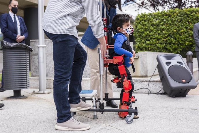 Archivo - Un paciente pediátrico con un exoesqueleto afectado por Atrofia Muscular Espinal.