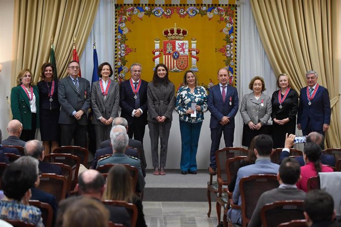 La ministra de Justicia, Pilar Llop (c), asiste a la entrega de las condecoraciones de la Orden de San Raimundo de Peñafort en Málaga.
