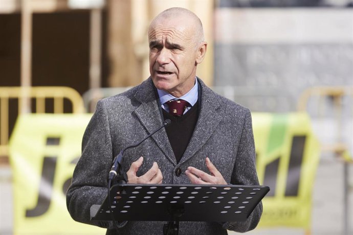 El alcalde de Sevilla, Antonio Muñoz, en una imagen de archivo de una atención a los medios de comunicación. 