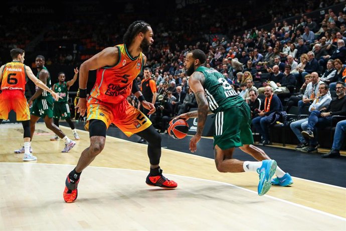 Archivo - James Webb III intenta defender a Derrick Williams en el Valencia Basket-Panathinaikos de la Euroliga 2022-2023