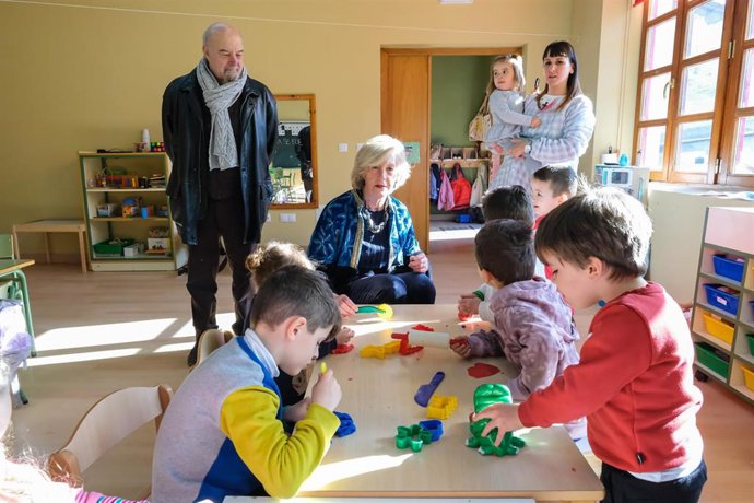 La consejera de Educación y Formación Profesional, Marina Lombó, visita el colegio Villasuso de Cieza junto al alcalde en funciones del municipio, Luis Herrera, para inspeccionar las obras de mejora realizadas