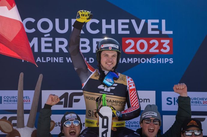 El canadiense James Crawford celebra su oro en supergigante en los Mundiales de Esquí Alpino de 2023