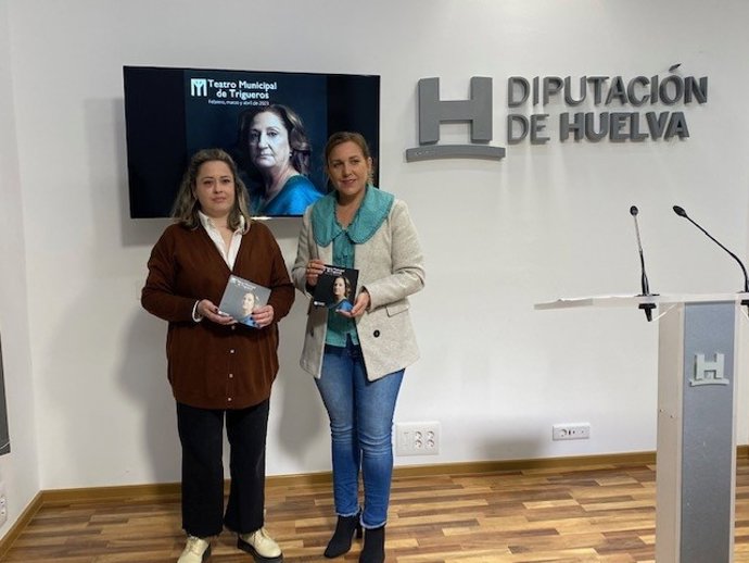 La diputada de Presidencia de la Diputación, Belén Castillo, junto a la concejal de Cultura del Ayuntamiento de Trigueros (Huelva), Irene Montiel.
