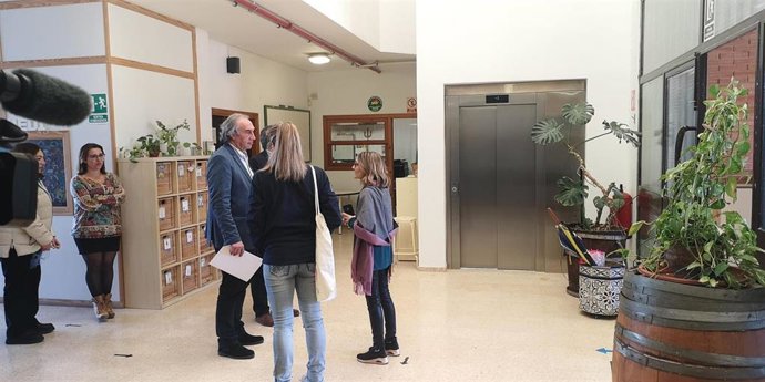 El conseller de Educación, Martí March, visita las mejoras en el CEIP Robines de Binissalem