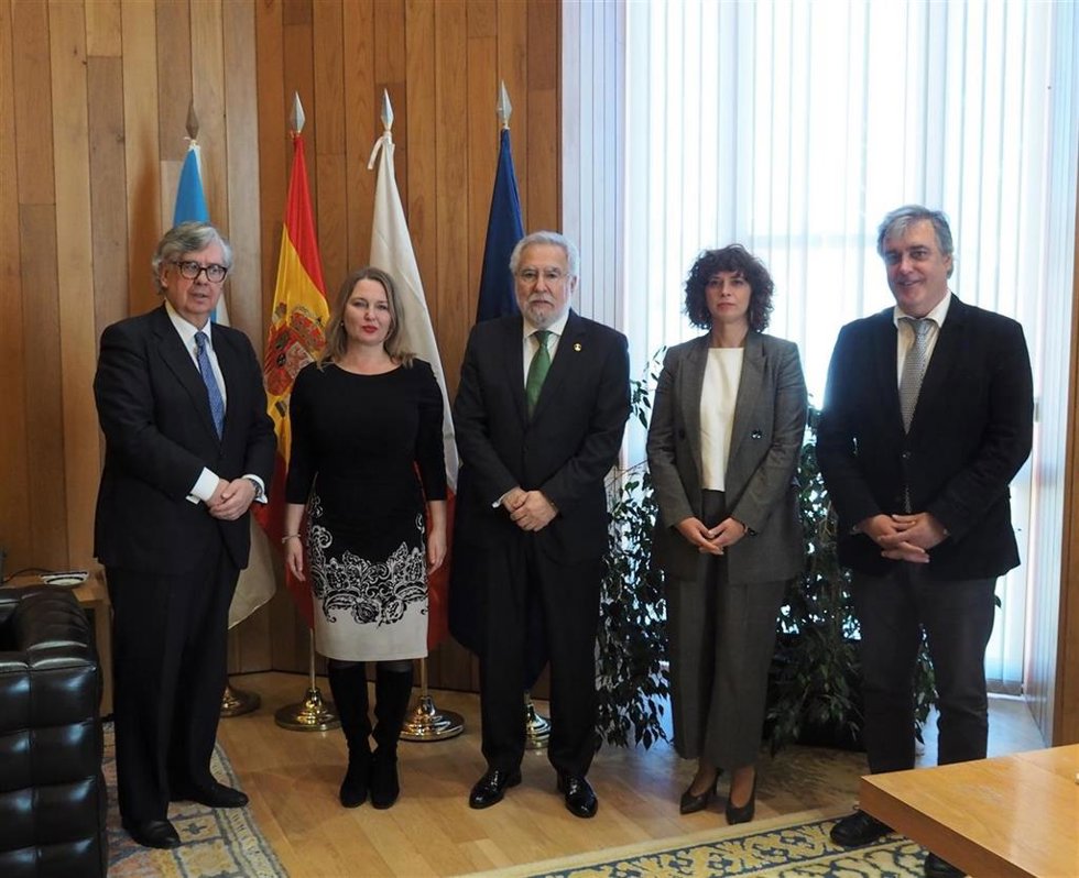 La embajadora de Polonia en España junto al presidente del Parlamento, el portavoz del PPdeG en la Cámara, la diputada del PSdeG Leticia Gallego y el cónsul honorario de Polonia en Galicia