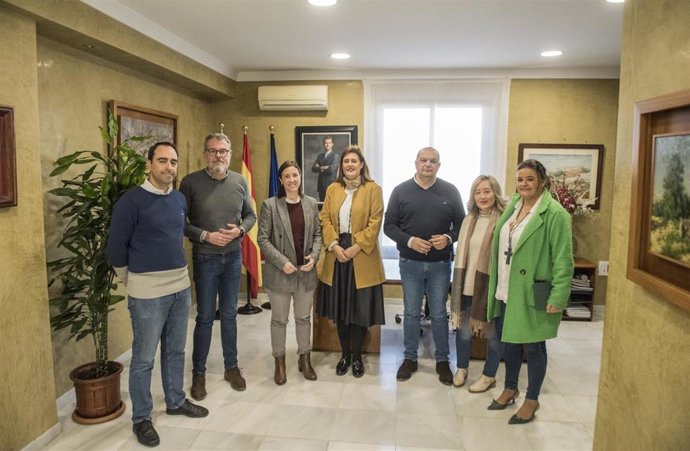 La delegada de Fomento, Articulación del Territorio y Vivienda, Cristina Casanueva (tercera por la izda.), en el Ayuntamiento de Baena.
