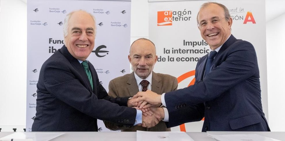 El director general de Fundación Ibercaja, José Luis Rodrigo; el director gerente de Aragón Exterior, Ramón Tejedor; y el director territorial de Aragón en Ibercaja Banco, Antonio Lacoma.