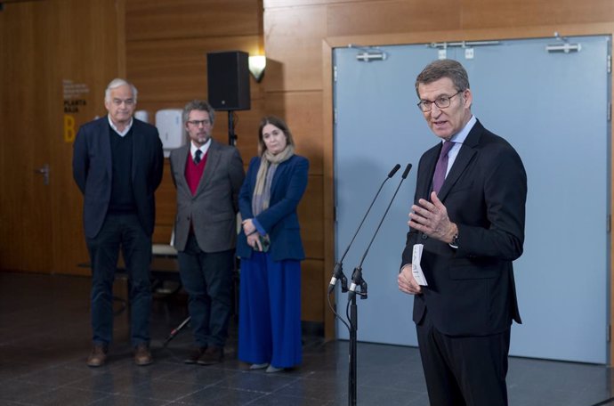 El presidente del PP, Alberto Núñez Feijóo, ofrece una rueda de prensa tras su visita a la Escuela de Cinematografía y del Audiovisual de la Comunidad de Madrid (ECAM), en la ciudad de la Imagen, a 9 de febrero  de 2023, en Pozuelo de Alarcón, Madrid (E