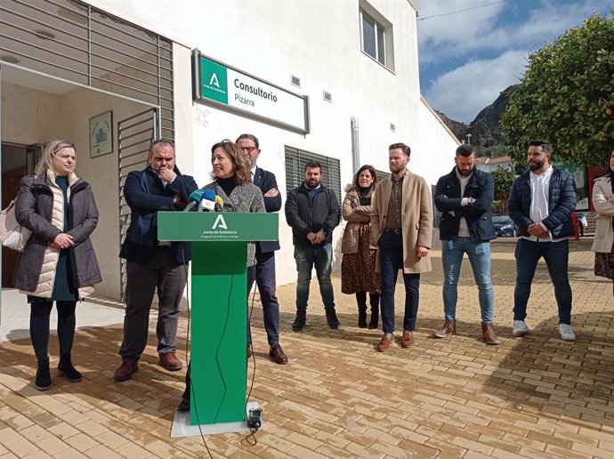 La delegada del Gobierno andaluz en Málaga, Patricia Navarro, en el centro de salud de Pizarra.