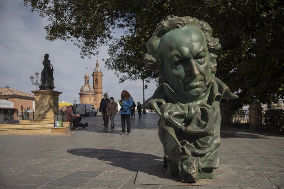Una de las réplicas gigantes de la estatuilla de Los Goya instalada en la Plaza del Altozano, archivo 