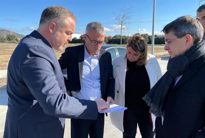 El director general de Sepes, Fidel Vázquez, en el parque empresarial Torrehierro junto a la alcaldesa de Talavera, Tita García Élez