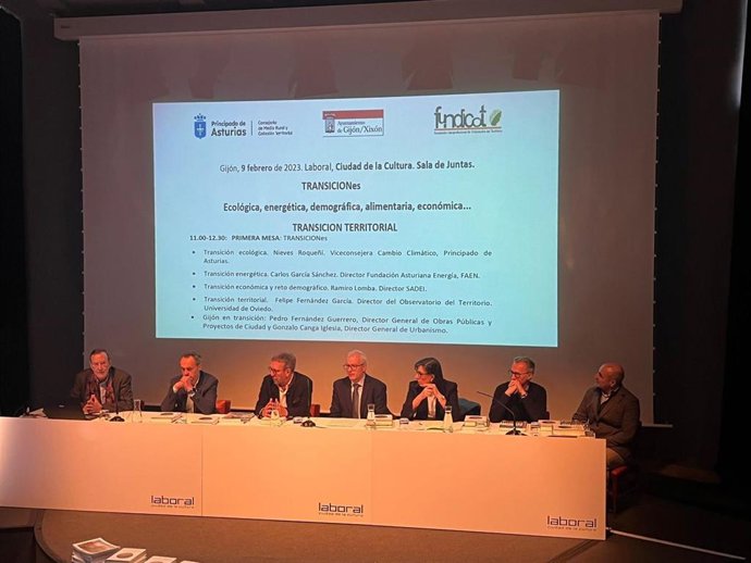 La Viceconsejera De Medio Ambiente Y Cambio Climático, Nieves Roqueñí (Tercera Por La Derecha), En Una De Las Mesas De La Jornada  De Presentación Del XI Congreso Internacional De Ordenación Del Territorio