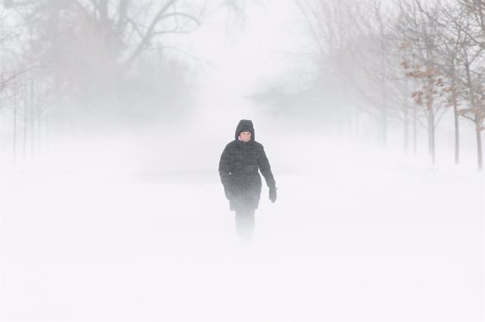 Archivo - 24 December 2022, Canada, Ottawa: A person walks through the Central Experimental Farm in Ottawa during high winds and snow squalls. The national weather service Environment Canada has issued a winter storm warning for the region. Photo: Spenc