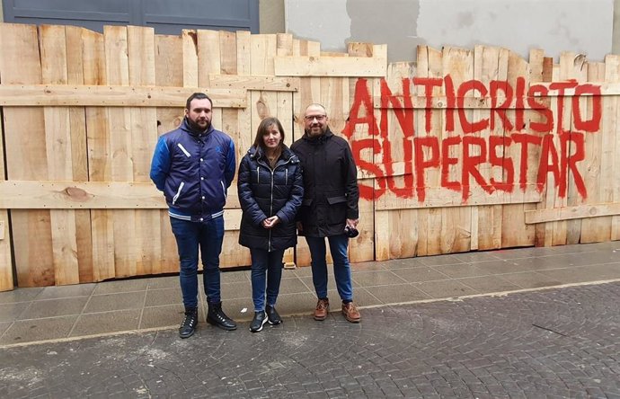 La portavoz del Ayuntamiento de Almansa y concejala de Infraestructuras, Tania Andicoberry, acompañada por el concejal de Cultura, Francisco López, y el jefe del Gabinete de Alcaldía, Francisco Millán